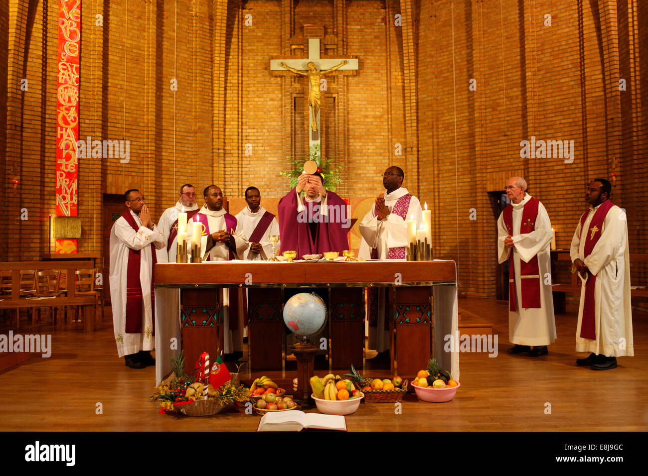 Katholische Messe am Tag der Migranten Stockfoto