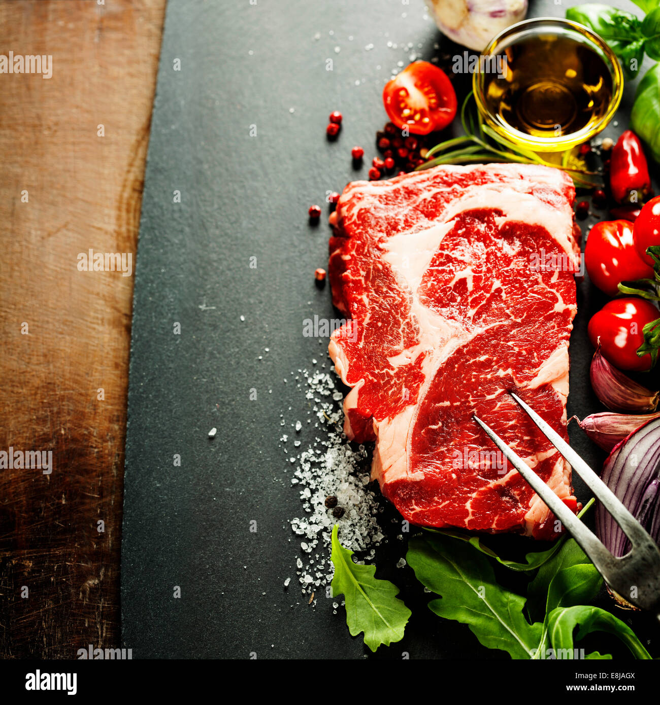Marmorierte Rindersteak mit Fleischgabel, und Gemüse in einer Grillpfanne Stockfoto
