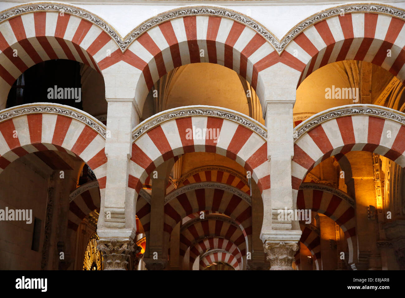 Doppelte Hufeisen Bögen der MosqueÐCathedral C — Rdoba, auch genannt die Mezquita Stockfoto
