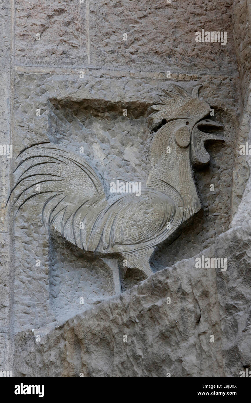 Sagrada Familia Basilika. Leidenschaft-Fa Ade: Hahn als Symbol St Peter Verrat Jesu, Skulptur von Joseph Maria Subirachs Stockfoto