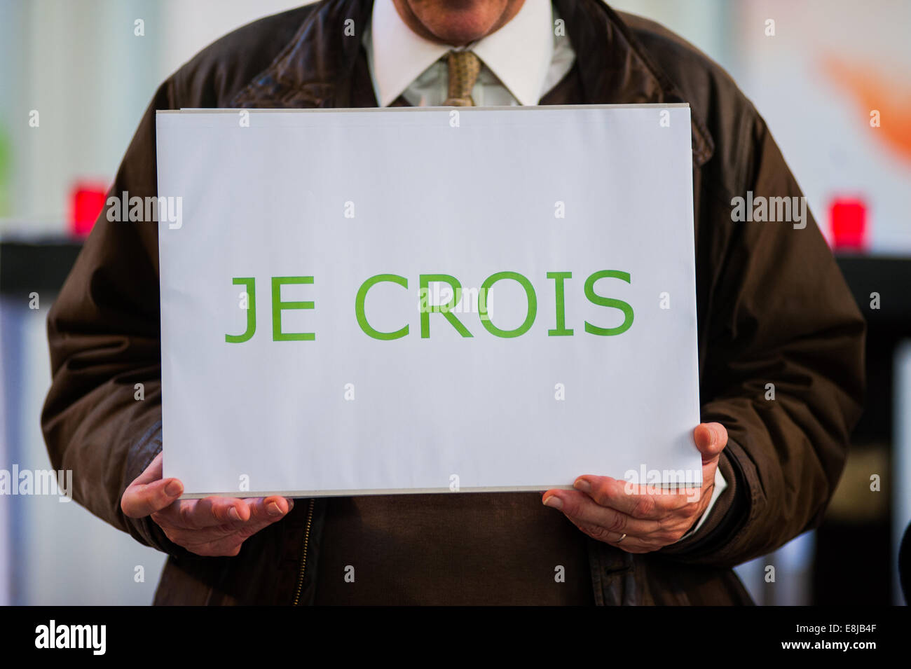 Konvertieren Sie halten einen "Ich glaube" banner Stockfoto Konvertieren Sie halten einen "Ich glaube" banner Stockfoto