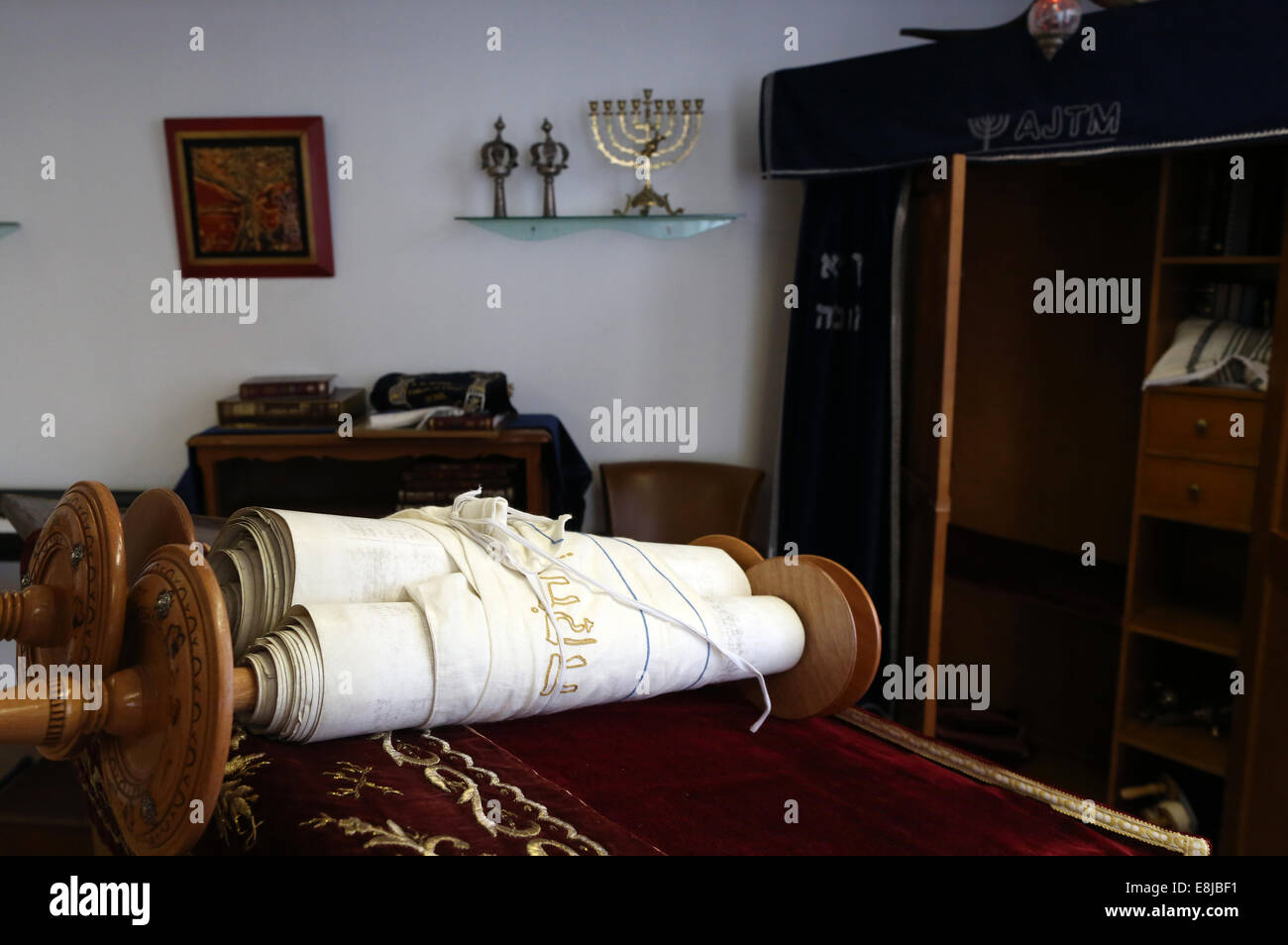 Jüdische Tora-Rolle in einer Synagoge. Stockfoto