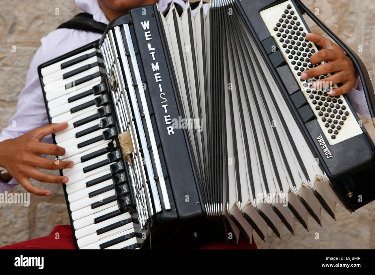 Musiker, die während der Wallfahrt der Zigeuner in Les Saintes-Marie-de-la-Mer. Stockfoto