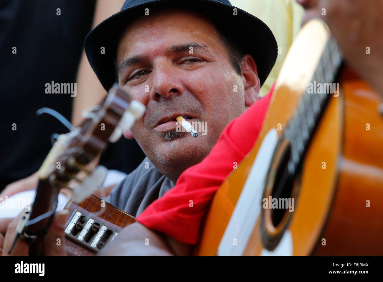 Musiker, die während der Wallfahrt der Zigeuner in Les Saintes-Marie-de-la-Mer. Stockfoto