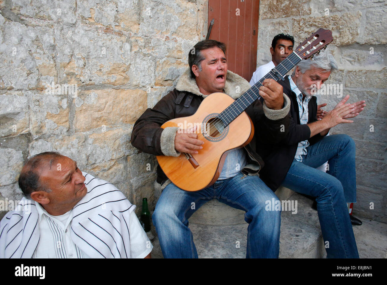 Musiker, die während der Wallfahrt der Zigeuner in Les Saintes-Marie-de-la-Mer. Stockfoto