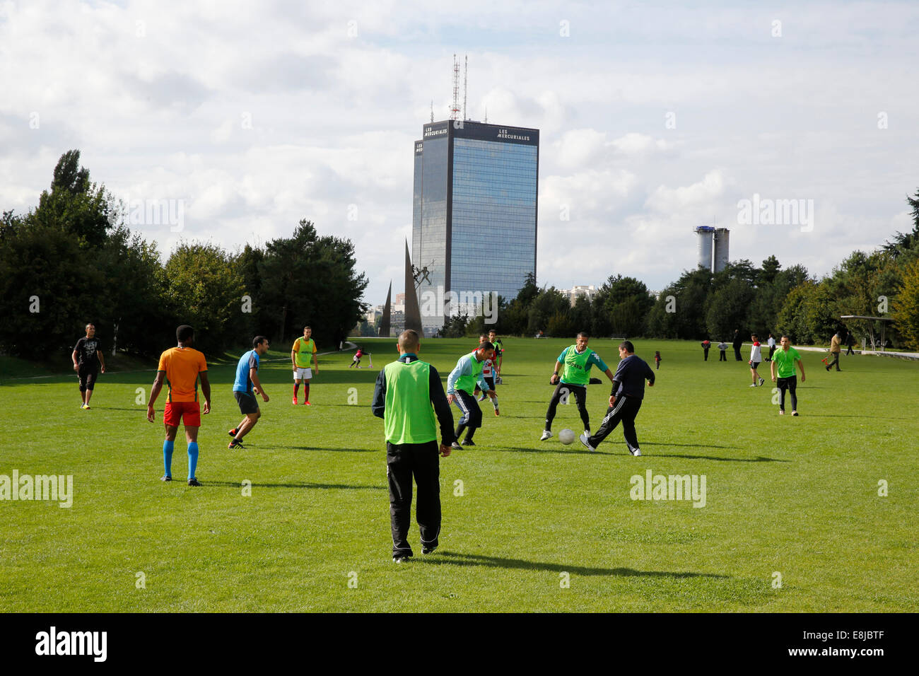 Fußball am Stadtrand von Paris Stockfoto