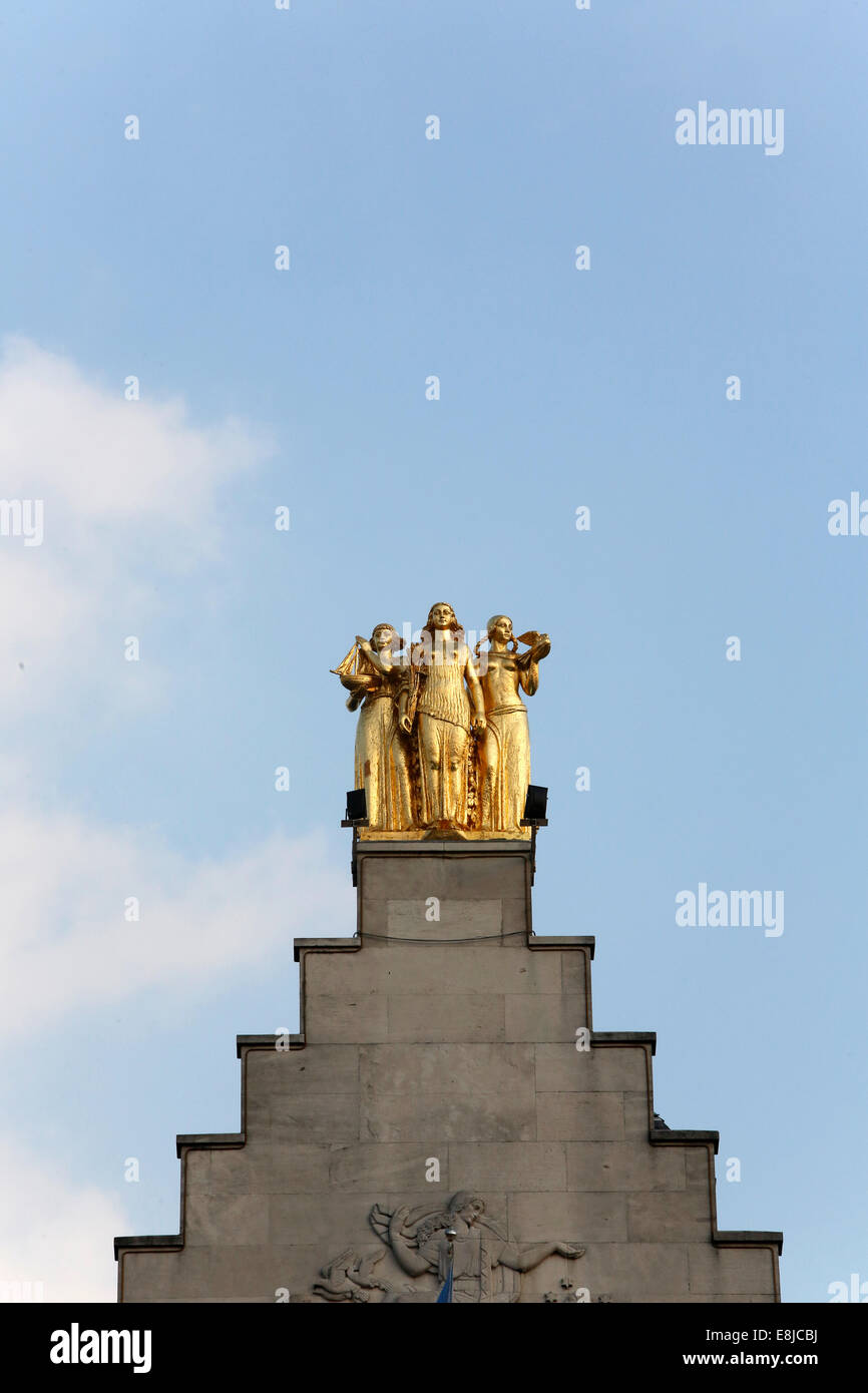 Lille Grand Place. Die Büros der Zeitung La Voix du Nord. Detail des Gebäudes mit einer Skulptur die drei Grazien, symbol Stockfoto