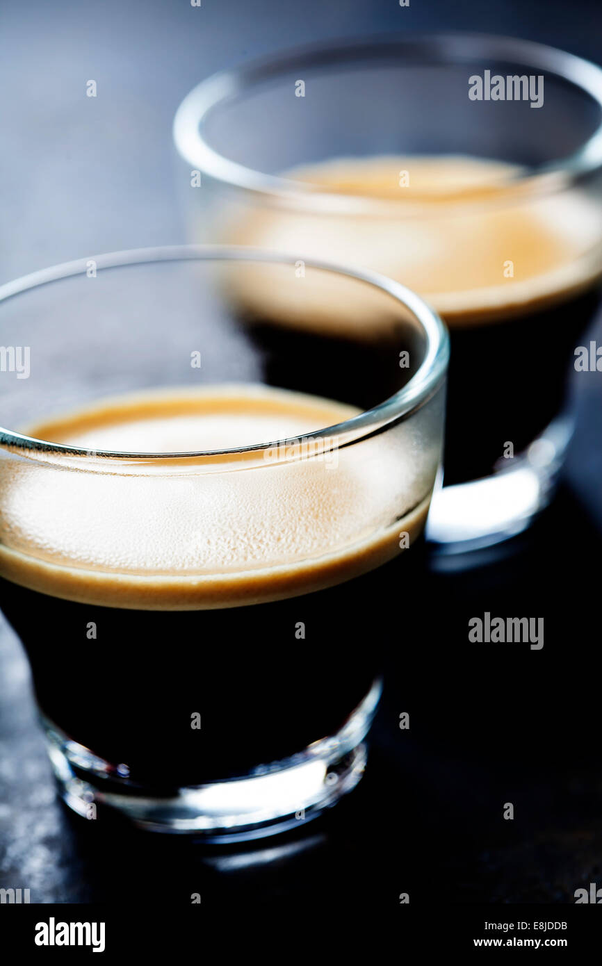 Tassen Espresso auf rustikal dunkel Stockfoto
