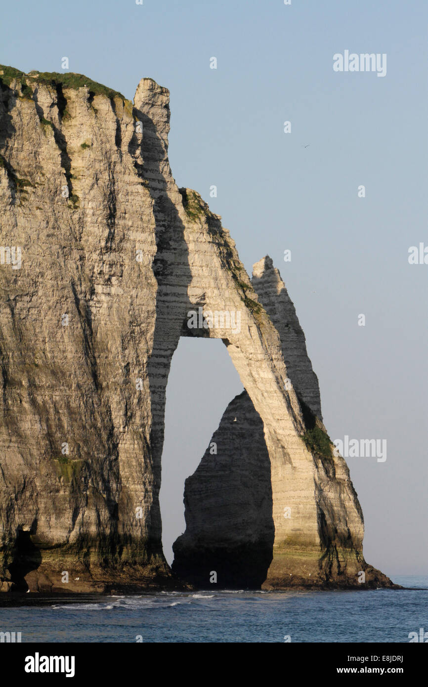 Stromabwärts von der Klippe und die Nadel. Blick auf den Strand von Etretat. Stockfoto