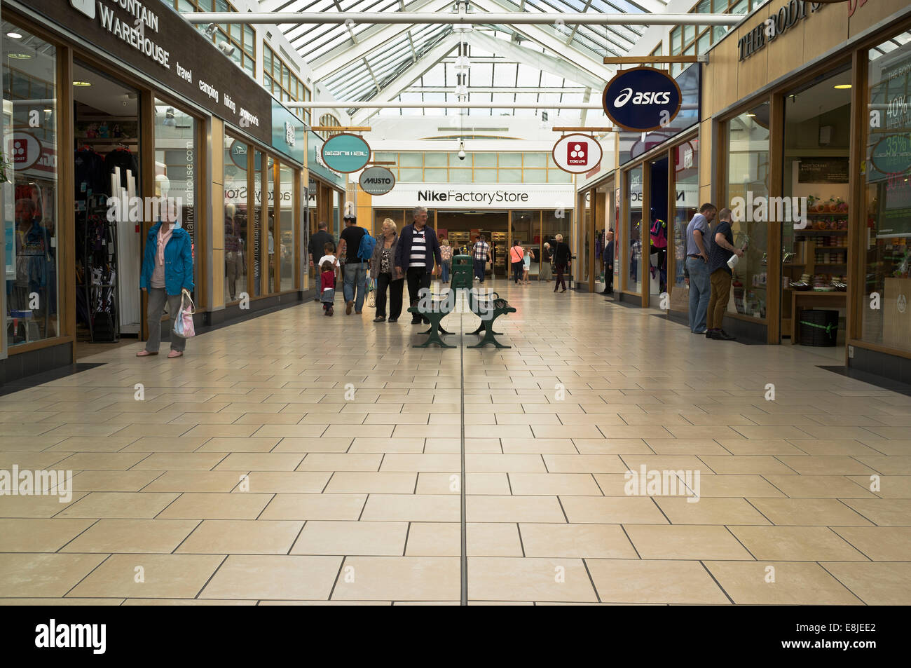 dh McArthur Glen York DESIGNER OUTLET UK ENGLAND Menschen im Einkaufszentrum Moderne britische Mall Innenarkaden yorkshire mcarthurglen Stockfoto