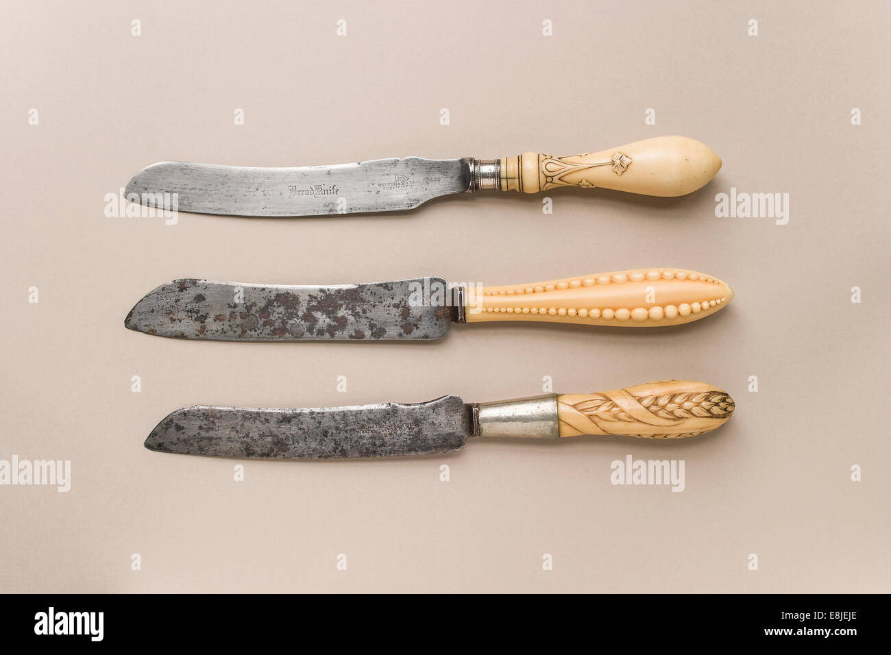Eine Sammlung von viktorianischen Knochen oder Elfenbein bearbeitet Brotmesser Stockfoto