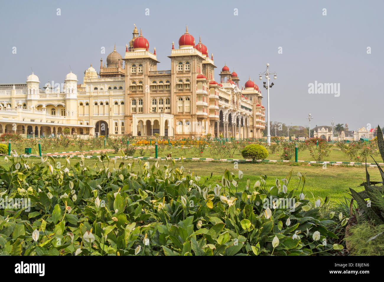 MYSORE PALAST KARNATAKA INDIEN BEEINDRUCKENDE FASSADE UND GÄRTEN Stockfoto