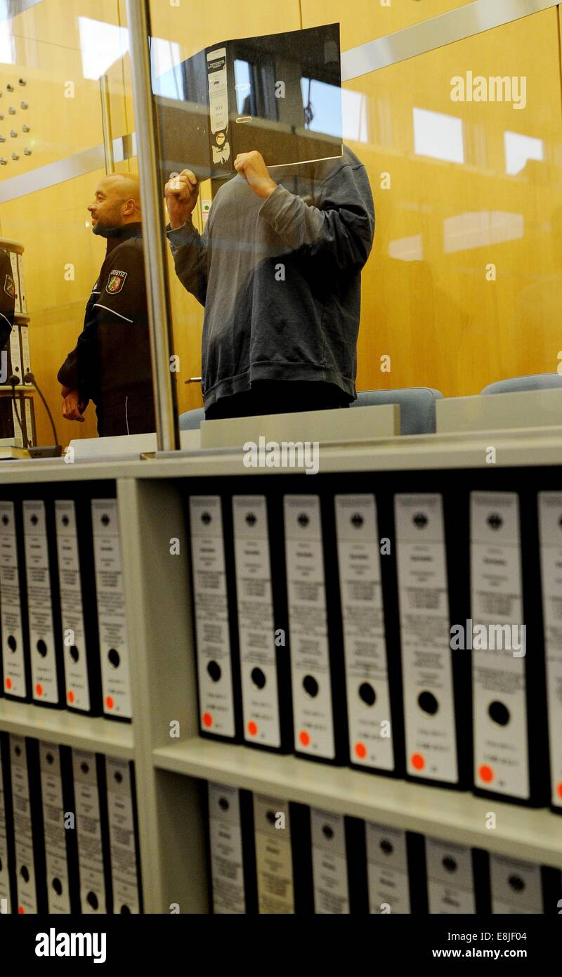 Defendent Halil S. wartet auf den Beginn der Anhörung im Prozess gegen mutmaßliche Mitglied der Al-Qaida Duesseldorf Terroritst Zelle in Düsseldorf, Deutschland, 9. Oktober 2014. Die Staatsanwaltschaft wird voraussichtlich seine Summe heute machen. Foto: HENNING KAISER/dpa Stockfoto