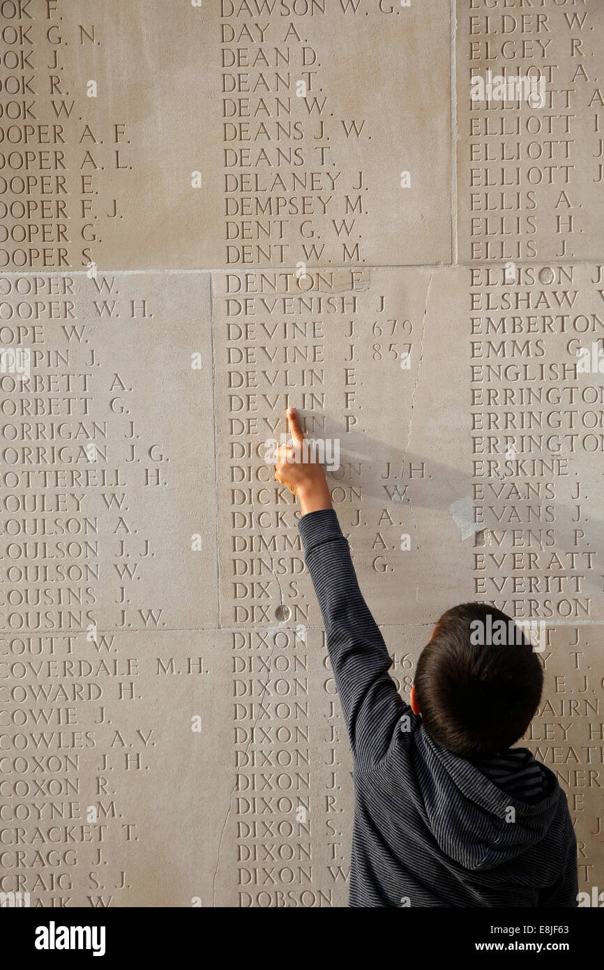Junge auf einen Namen in der Thiepval-Denkmal auf die fehlende an der Somme Stockfoto