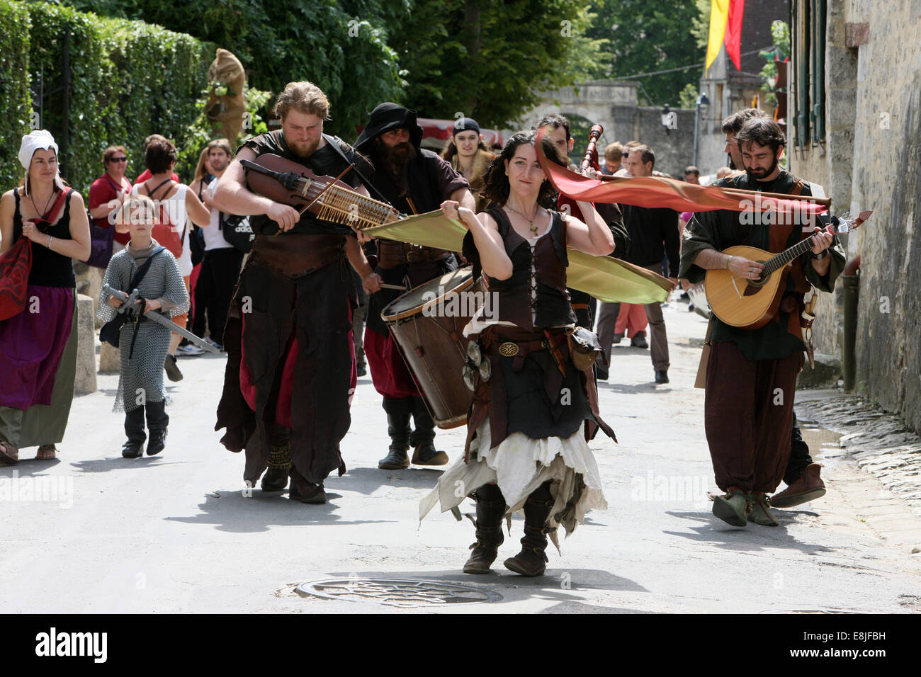 Akrobaten. Trachtenumzug. Das mittelalterliche Festival von Provins. Stockfoto