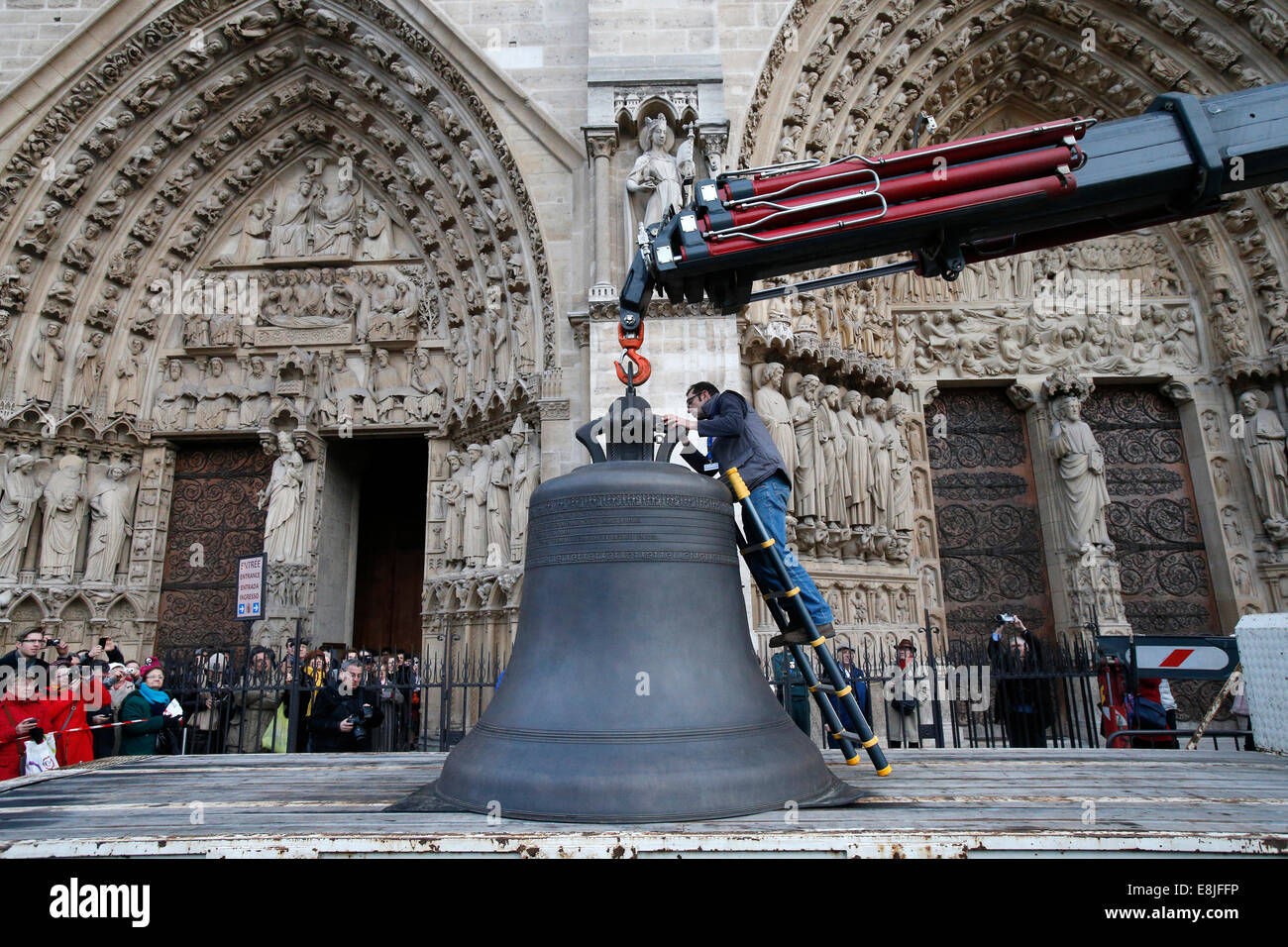 Notre-Dame de Paris 850th Jubiläum.   Ankunft der neuen Glocke läuten.  Getaufte "Marie", die größte Glocke wiegt 6 Tonnen und pla Stockfoto