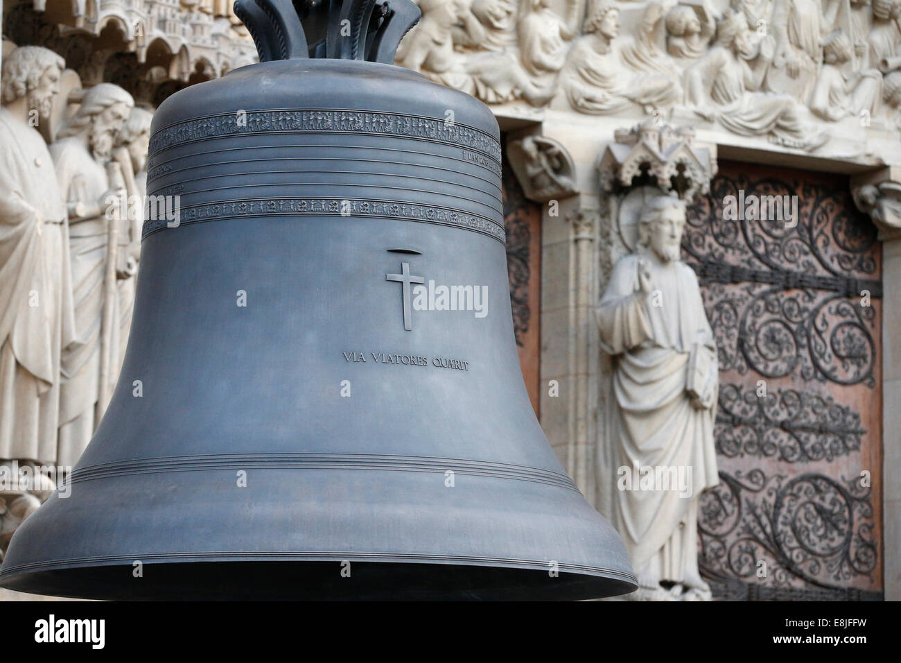 Notre-Dame de Paris 850th Jubiläum.   Ankunft der neuen Glocke läuten.  Getaufte "Marie", die größte Glocke wiegt 6 Tonnen und pla Stockfoto