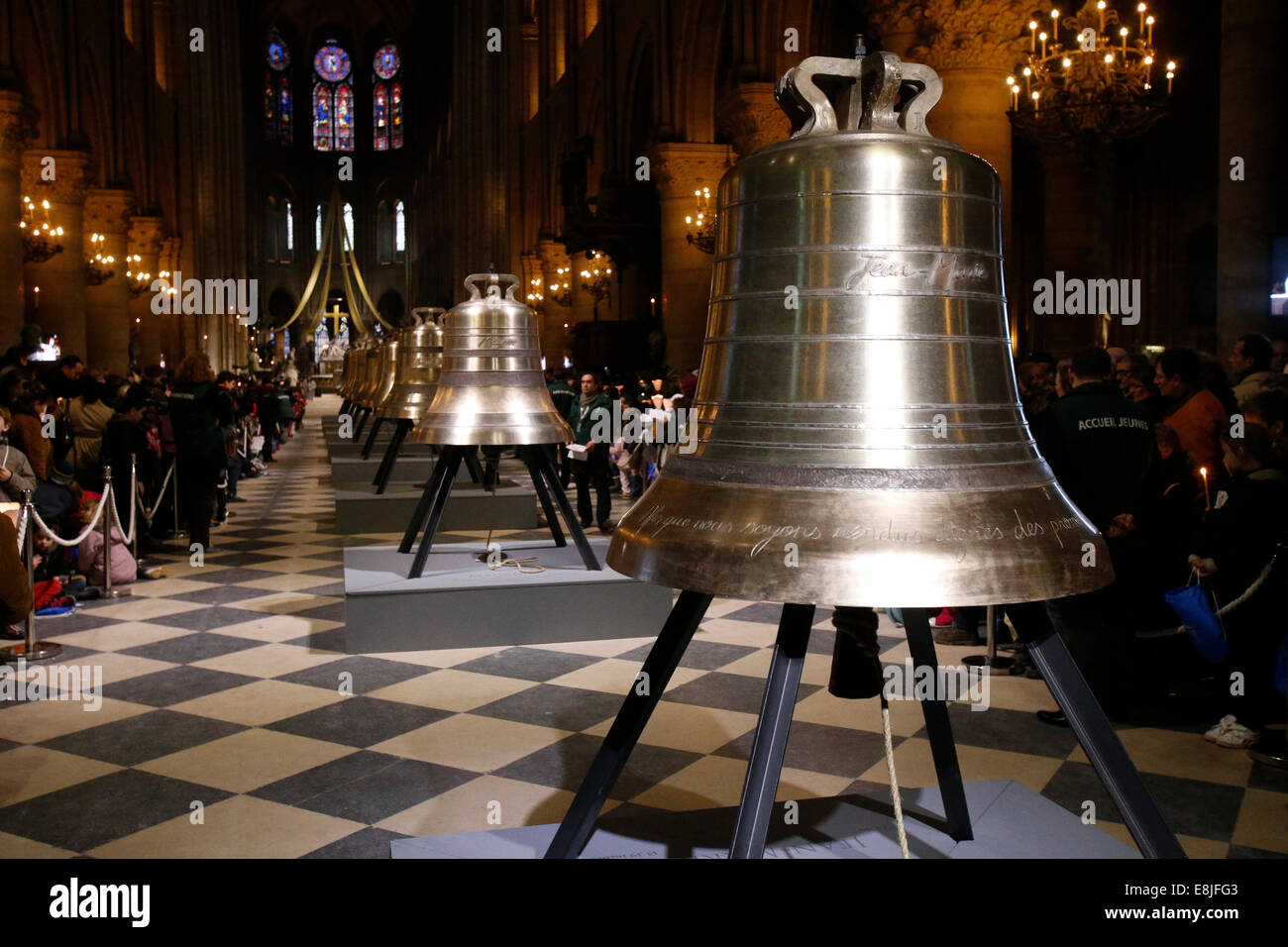 Notre-Dame de Paris 850th Jubiläum.  Die neue Bronzeglocken werden im Kirchenschiff während einer Zeremonie des Segens angezeigt. Stockfoto