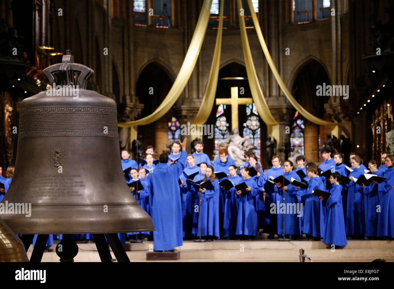 Notre-Dame de Paris 850th Jubiläum.  Die neue Bronzeglocken werden im Kirchenschiff während einer Zeremonie des Segens angezeigt. Stockfoto