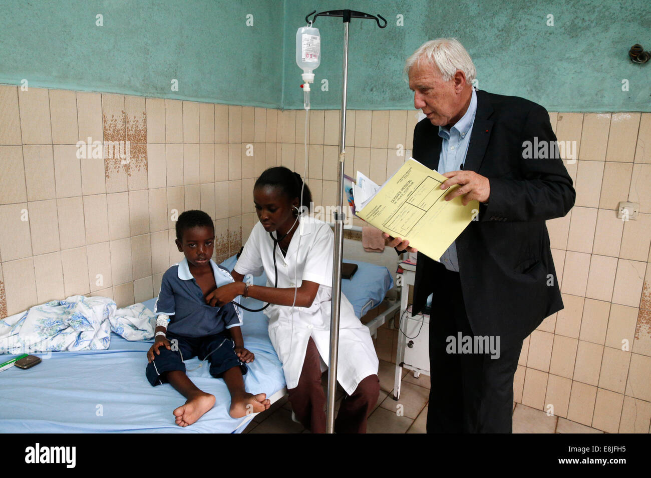 Libreville Krankenhaus. Krankes Kind. Absprache mit PR. Alain Deloche. Stockfoto