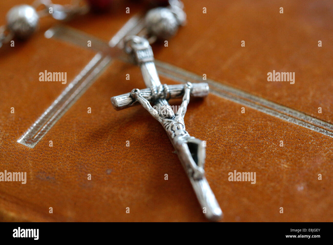 Rosenkranz auf eine Bibel. Stockfoto