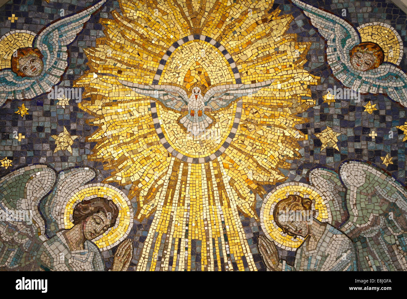 Kapelle unserer lieben Frau von der Wundertätigen Medaille. Der Heilige Geist schwebt in strahlendes Licht zwischen zwei anbetenden Engeln. Stockfoto