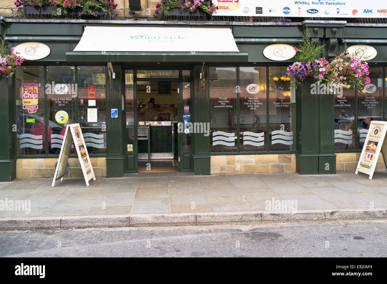 dh Quayside Takeaway WHITBY NORTH YORKSHIRE UK 2014 nationaler Gewinner Fish and Chip Shop Chips Stockfoto