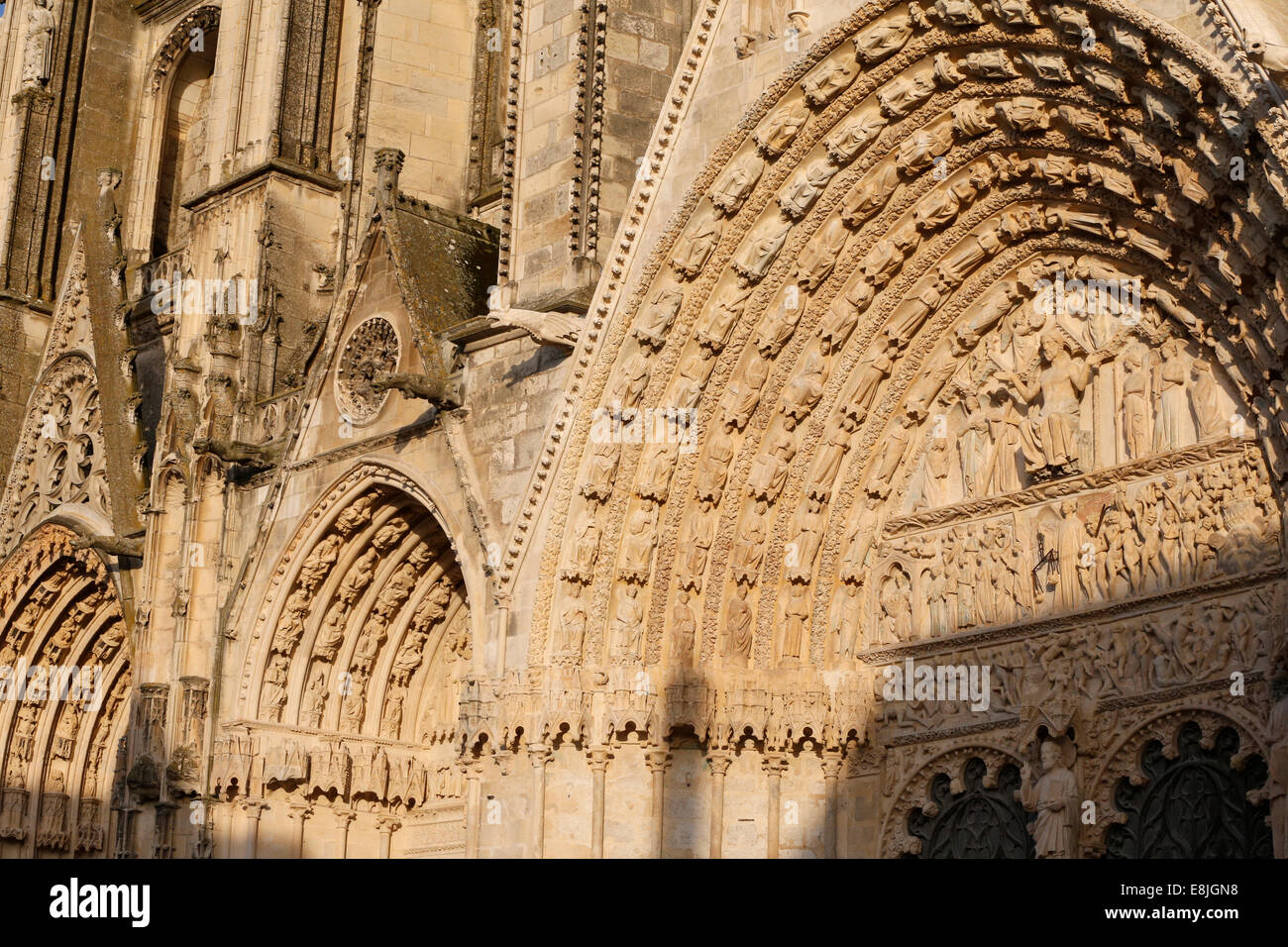 Portale der Kathedrale von Bourges. Stockfoto