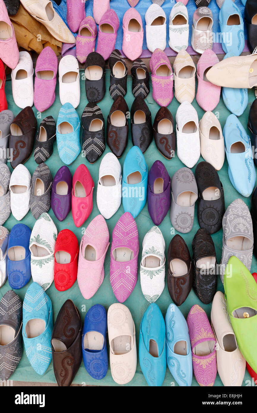 Babouches. Bunte Schuhe in einem marokkanischen Souk. Stockfoto