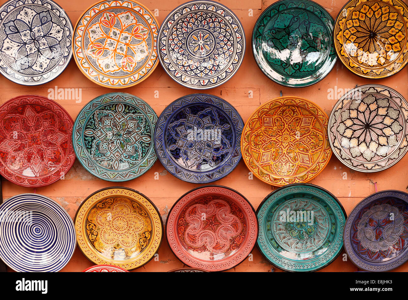 Bunte Keramik zum Verkauf an einem Souk in Marrakesch. Stockfoto