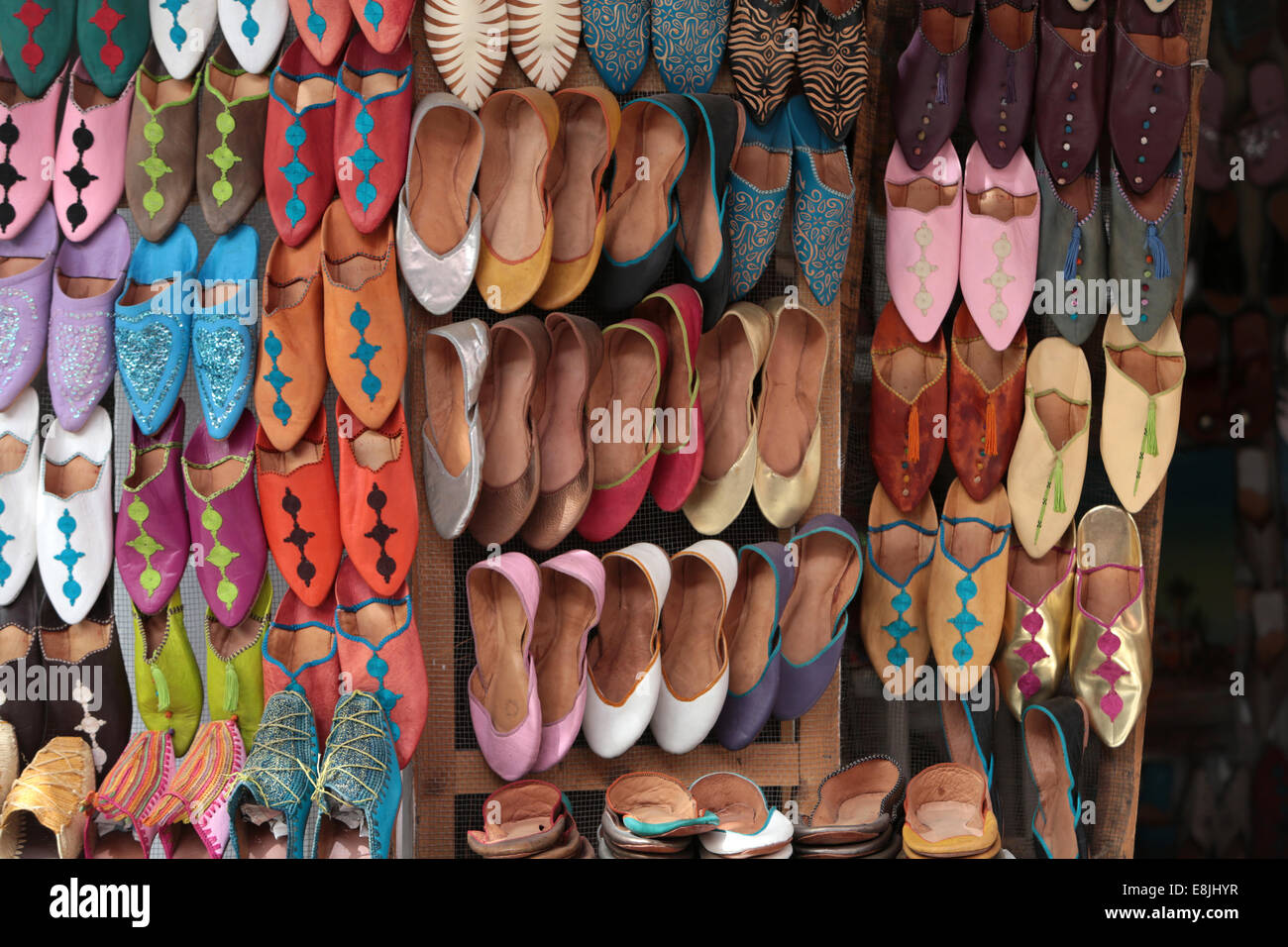 Pantoffeln. Bunte Schuhe im marokkanischen Souk. Stockfoto