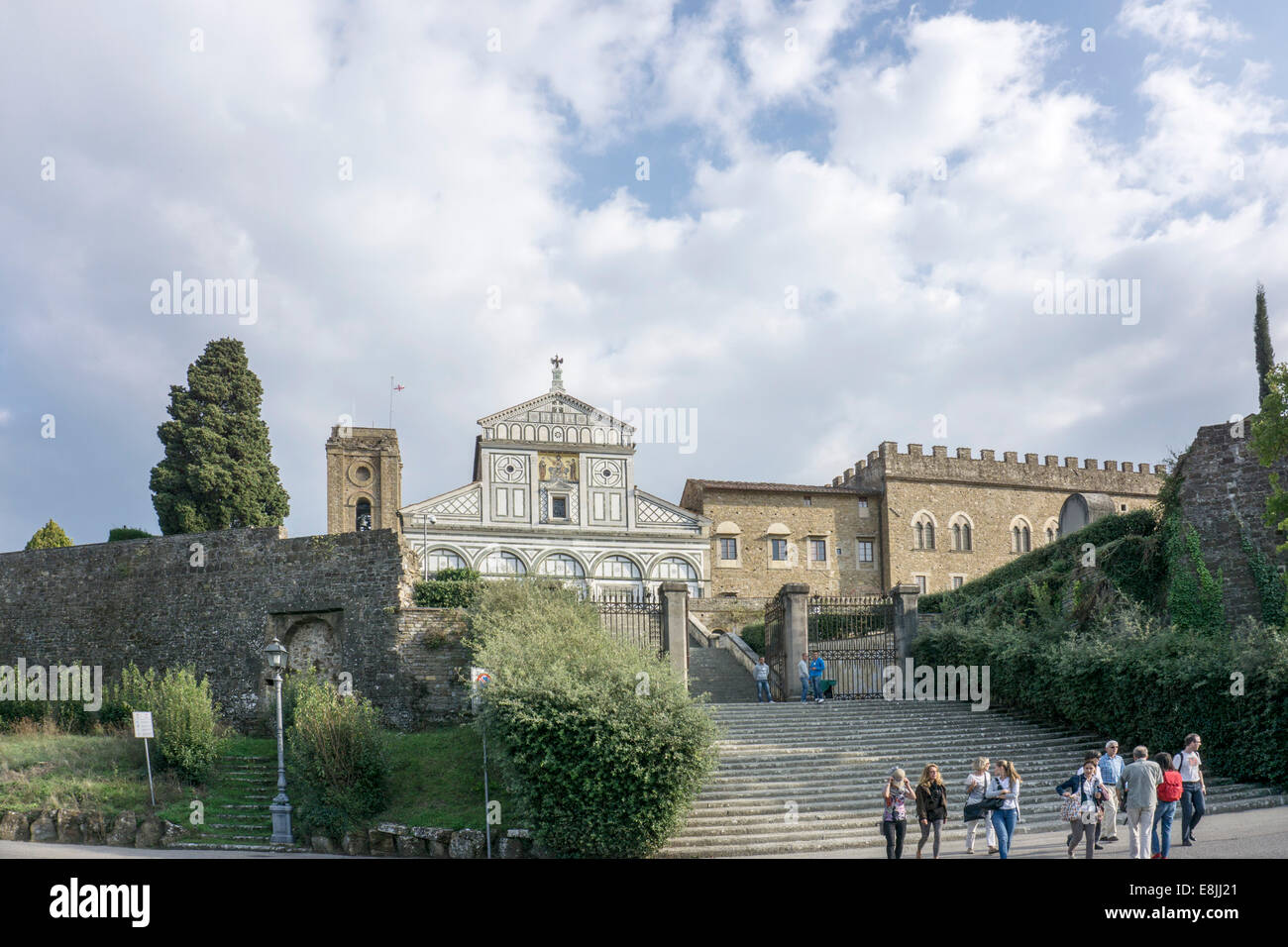 Ansatz zur romanischen Basilika San Miniato al Monte & angrenzende Kloster auf richtige Florenz-Firenze-Italien-Italia Stockfoto