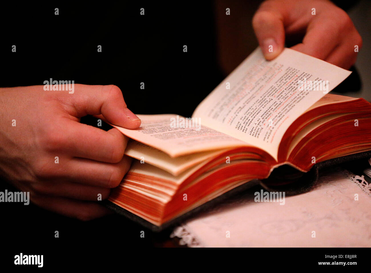 Bibel in kyrillischer Schrift. Stockfoto