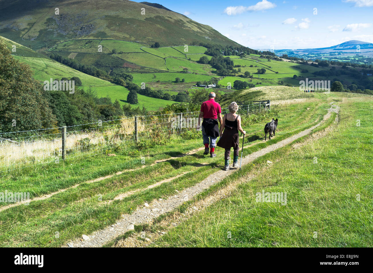 dh Country Walkers cumbria KESWICK LATRIGG LAKE DISTRICT UK Couple Walking Dog Fußweg Wandern Wanderer britain Walk Countryside path Stockfoto