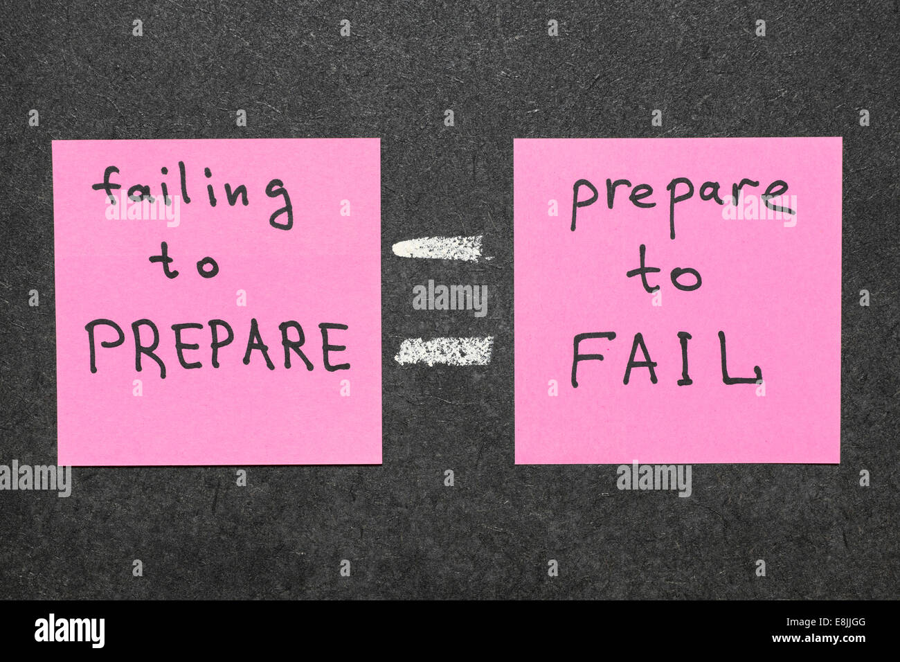 Interpretation der berühmte Zitat von B. Franklin "Nicht vorbereitet, Sie bereiten die scheitern." handschriftlich auf rosa Papier Stockfoto