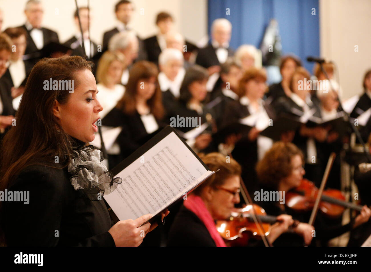 Saint-Louis de Villemomble Chor. Konzert. Schubert Erdmasse. Stockfoto