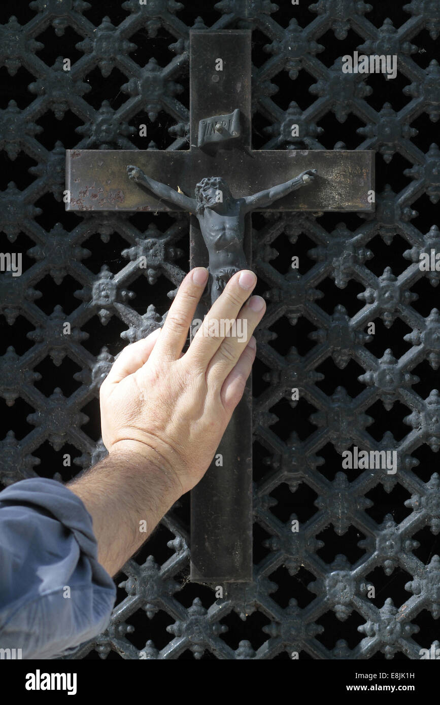 Hand auf ein Kruzifix. Stockfoto