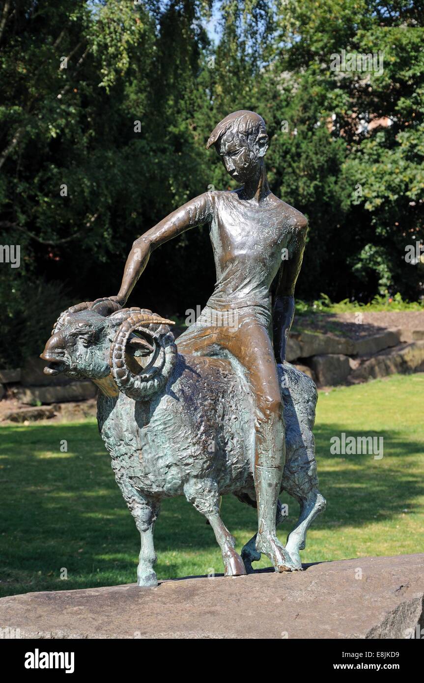 Junge und Ram Bronzestatue in Exchange Street, Derby, Derbyshire, England, Vereinigtes Königreich, West-Europa. Stockfoto