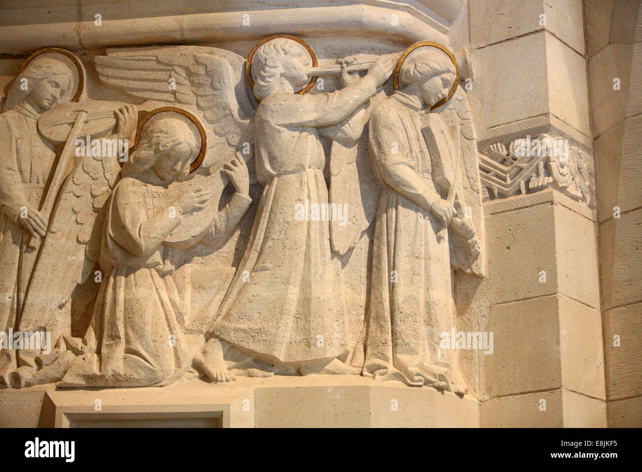 Engel symbolisieren Leid mit Engeln dy De Profundis und Freude mit den Engeln des Te Deum. Dormans Kirche.  Ersten Weltkrieg Stockfoto