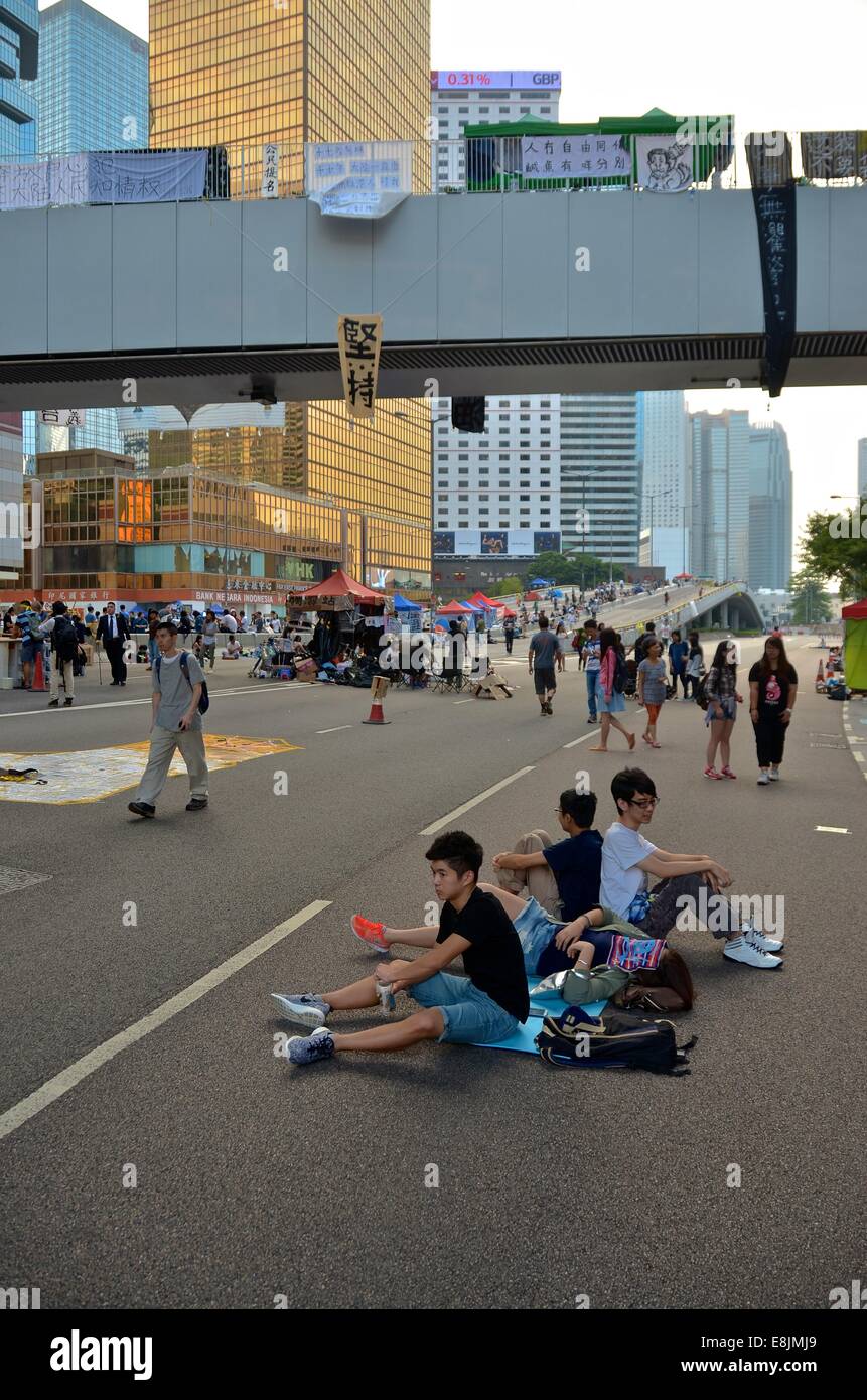 Hong Kong. 9. Oktober 2014. Junge Menschen auf den 12. Tag der pro-Demokratie-Protest, bekannt als "Occupy Central", blockieren Verkehr auf Hauptstraßen in der Innenstadt von Hongkong. Die Stimmung bleibt meist friedlich, obwohl belästigt Bewohner zunehmend wütend mit den gesperrten Straßen sind. Die Occupy Central ZivilMissachtung Bewegung begann in Reaktion auf Chinas Entscheidung, nur Beijing überprüft Kandidaten stehen in der Stadt 2017 Wahl für die zivilen Spitzenposition des Chief Executive. Bildnachweis: Stefan Irvine/Alamy Live-Nachrichten Stockfoto