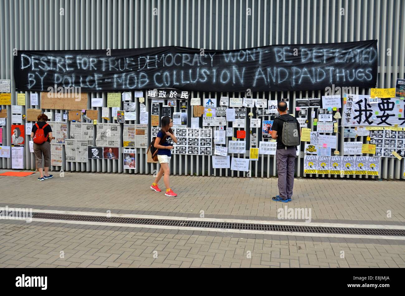 Hong Kong. 9. Oktober 2014. Menschen lesen Nachrichten, die an den Wänden der Gebäude des Bundes am 12. Tag des pro-demokratischen Protestes bekannt als "Occupy Central", die blockiert Verkehr auf Hauptstraßen in der Innenstadt von Hongkong gebucht wurden. Die Stimmung bleibt meist friedlich, obwohl belästigt Bewohner zunehmend wütend mit den gesperrten Straßen sind. Bildnachweis: Stefan Irvine/Alamy Live-Nachrichten Stockfoto