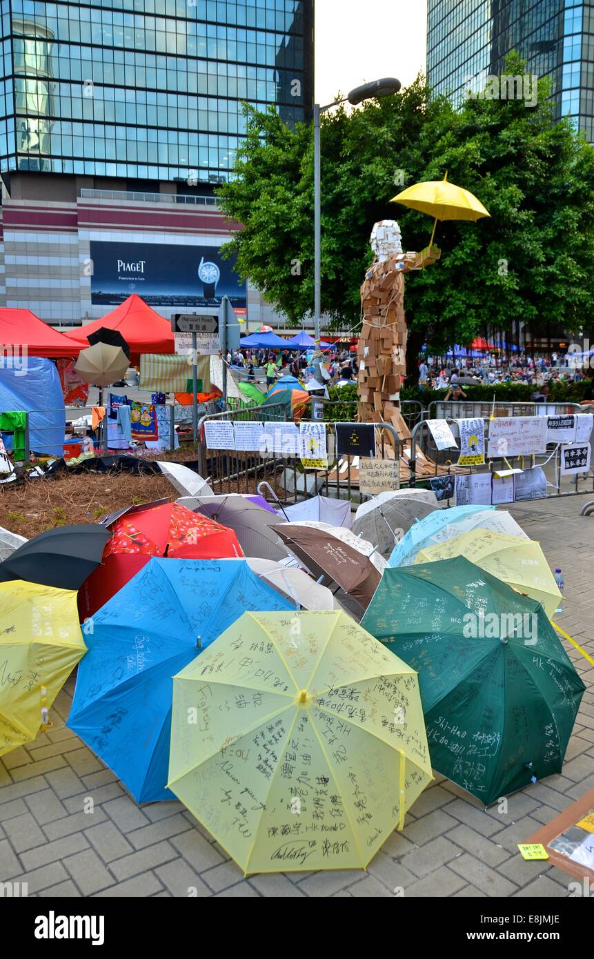 Hong Kong. 9. Oktober 2014. Kunstwerke mit Sonnenschirmen werden auf den 12. Tag der pro-Demokratie-Protest, bekannt als "Occupy Central", die blockiert Verkehr auf Hauptstraßen in der Innenstadt von Hongkong angezeigt. Das Dach ist ein Symbol des Protests geworden, nachdem Schüler versucht, sich zu verteidigen, von der Polizei mit Pfefferspray mit Sonnenschirmen. Die Stimmung bleibt meist friedlich, obwohl belästigt Bewohner zunehmend wütend mit den gesperrten Straßen sind. Bildnachweis: Stefan Irvine/Alamy Live-Nachrichten Stockfoto