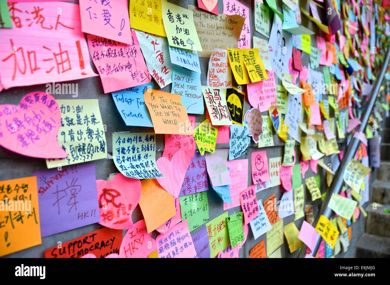 Hong Kong. 9. Oktober 2014. Menschen die Botschaften der Unterstützung für die pro-Demokratie-Proteste sind an den Wänden von einem Regierungsgebäude, die als "Lennon Mauer", am 12. Tag des pro-demokratischen Protestes bekannt als "Occupy Central" bekannt geworden ist gebucht. Die zivilen Ungehorsams Bewegung begann in Reaktion auf Chinas Entscheidung nur Beijing überprüft Kandidaten in der Stadt 2017 Wahl für die zivilen Spitzenposition des Chief Executive stehen lassen. Bildnachweis: Stefan Irvine/Alamy Live-Nachrichten Stockfoto