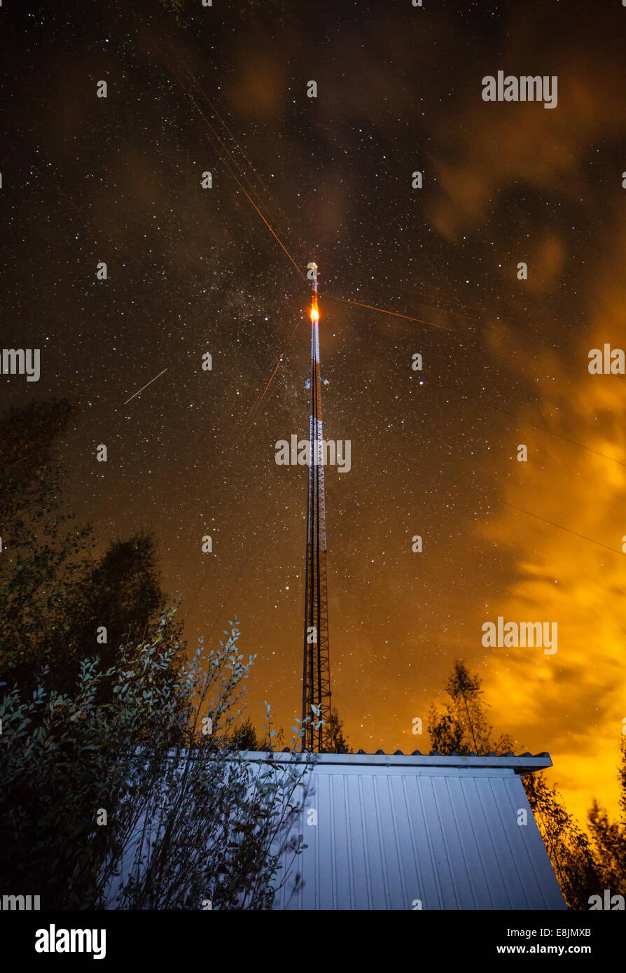 Ein Link-Fernmeldeturm mit einem blinkenden Licht. Nachthimmel mit Sternen im Hintergrund. Stockfoto