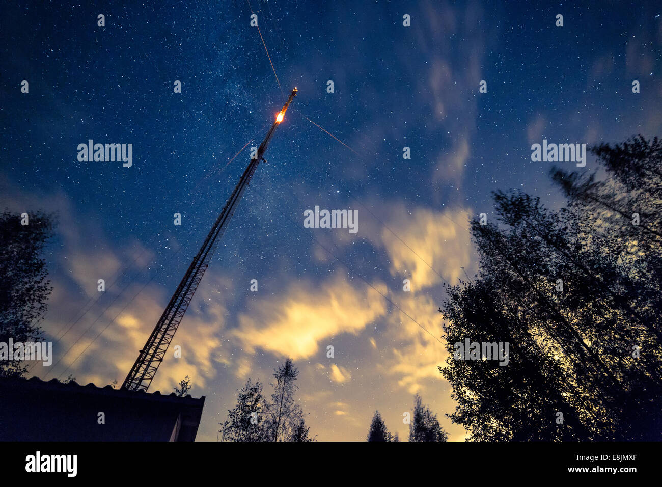 Ein Link-Fernmeldeturm mit einem blinkenden Licht. Nachthimmel mit Sternen im Hintergrund. Stockfoto