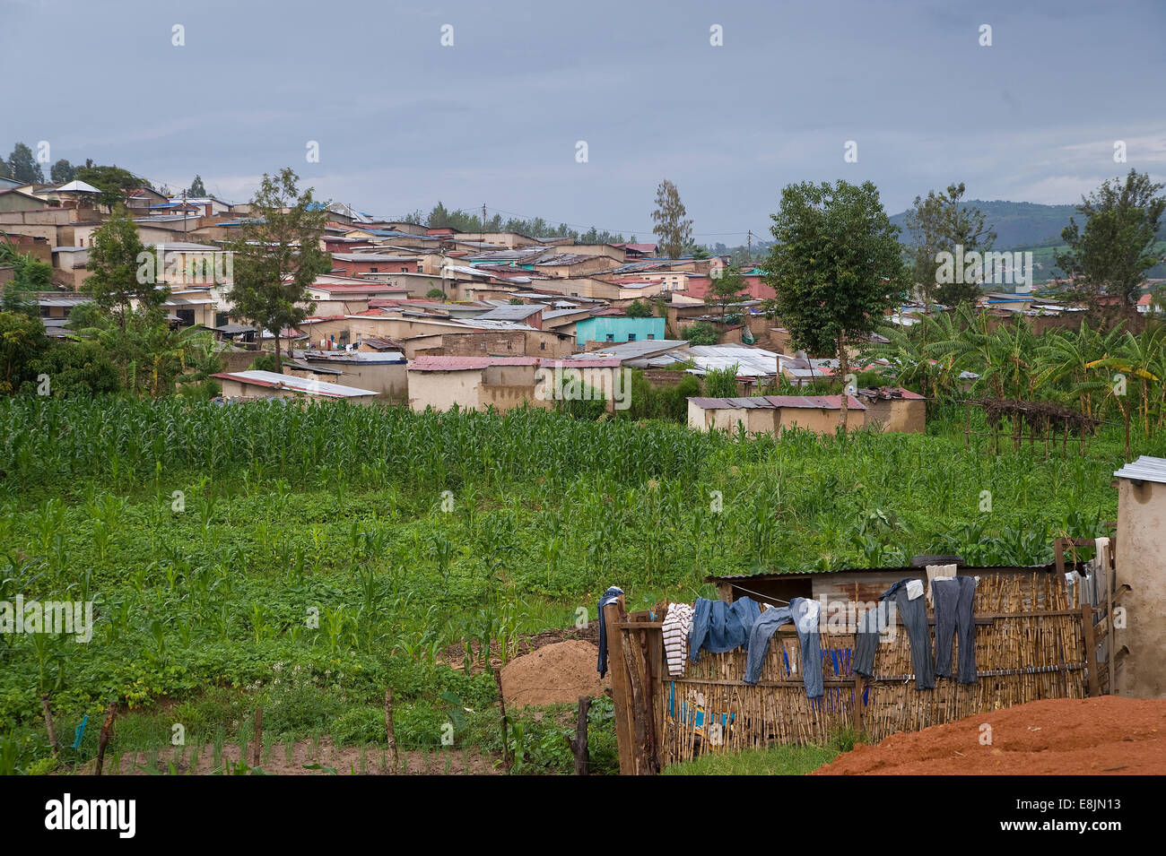 Ruanda, KIGALI: Kigali ist eine sehr grüne hügelige Stadt mit einfachen Schlamm und Steinhäuser. Stockfoto