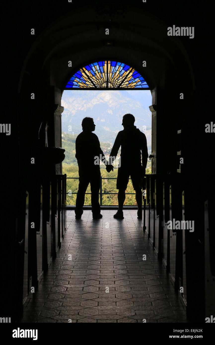 Silhouette eines schwulen Paares an den Ausgang der Kirche. Stockfoto