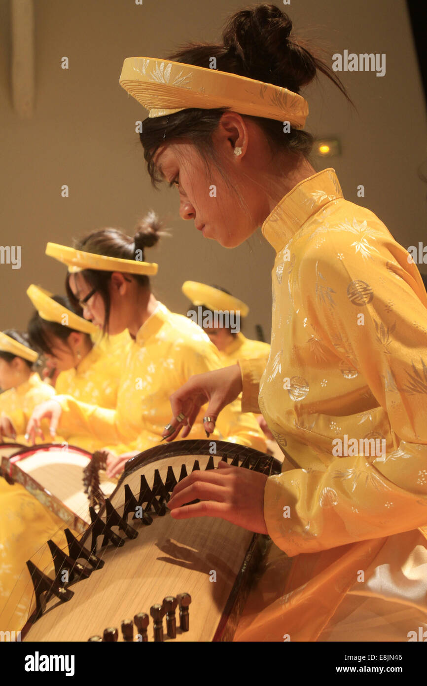 Traditionelle vietnamesische Musik. Die Dan Tranh hat 16 Saiten, man nennt es Dan Thap Luc. Stockfoto