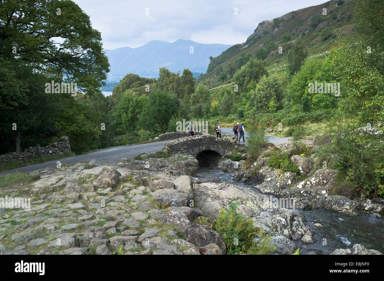 dh Ashness Brücke DERWENT WATER LAKE DISTRICT Wanderer Brücke über Fluss uk Stockfoto