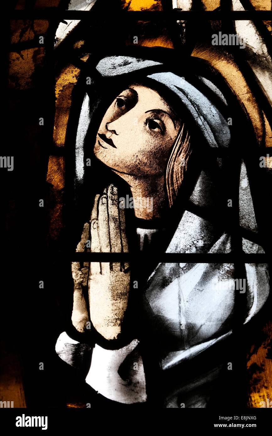 Angel Gabriel verkündet Maria, dass sie die Muttergottes werden. Glasmalerei-Fenster. Basilika der Verkündigung. Stockfoto